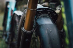 Mudhugger EVO Bolt-On - Garde-boue Pour Fourches Fox -Magasin D'Équipement De Vélo Mudhugger BoltOnEVO 04